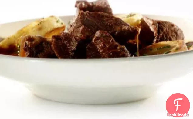 Langsam gekochtes Rindfleisch mit Kartoffeln