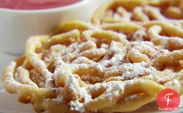 Trichterkuchen mit Erdbeersauce