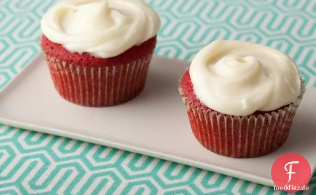 Rote Samt-Cupcakes mit Frischkäse-Zuckerguss