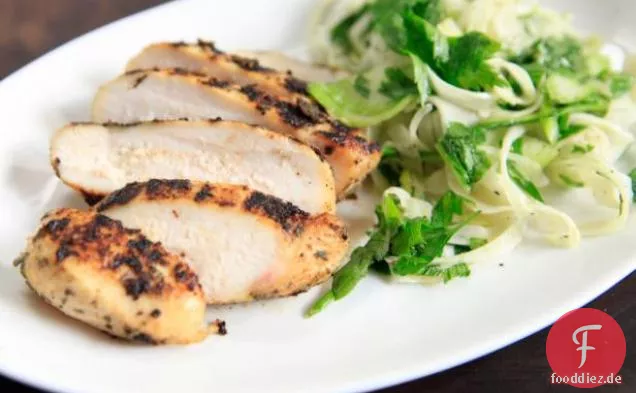 Zitronenpfeffer gehärtet Huhn mit Fenchel-Salat