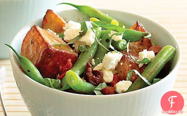 Gebratene Kartoffeln und grüner Bohnensalat