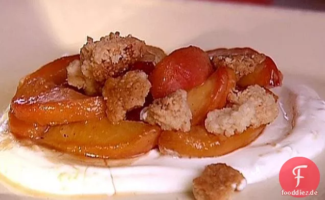 Saftige Pfirsiche mit Streusel-Topping und pikanter Sauerrahm