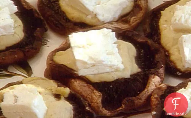 Gegrillte Portobello-Pilze mit Hummus und Feta-Käse