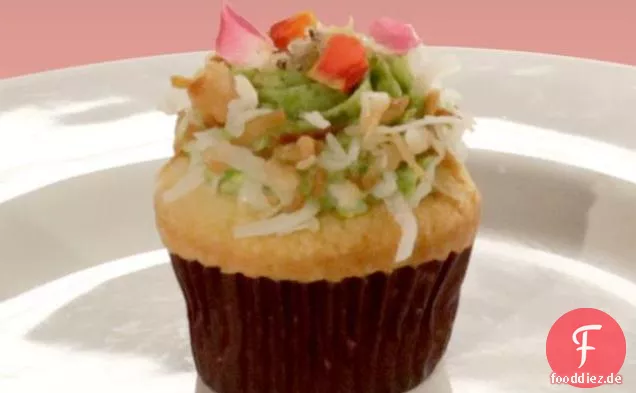Gewinnen Sie Mini-Kokosnuss-Cupcakes mit Mohnkruste, Muskat-Rosinenfüllung und Petersilienglasur mit gerösteter Kokosnuss, Flachs- und Mohn-Toffee und Bio-Rosen