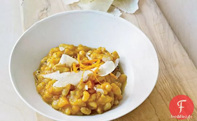 Geschmorte Pinienkerne mit Butternutkürbis
