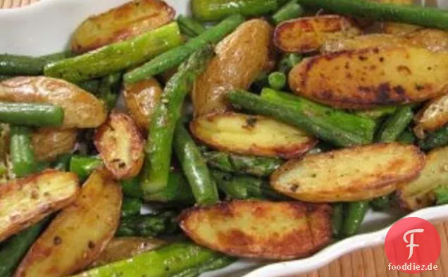 Geröstete Fingerlingskartoffeln, Spargel und grüne Bohnen