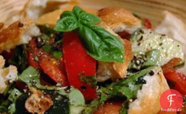 Italienischer Brotsalat im Hochsommer