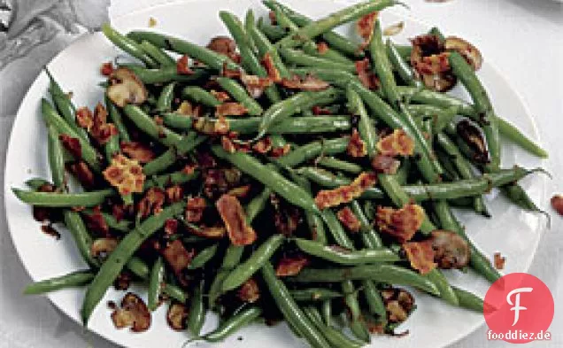 Grüne Bohnen mit knuspriger Pancetta, Pilzen und Schalotten