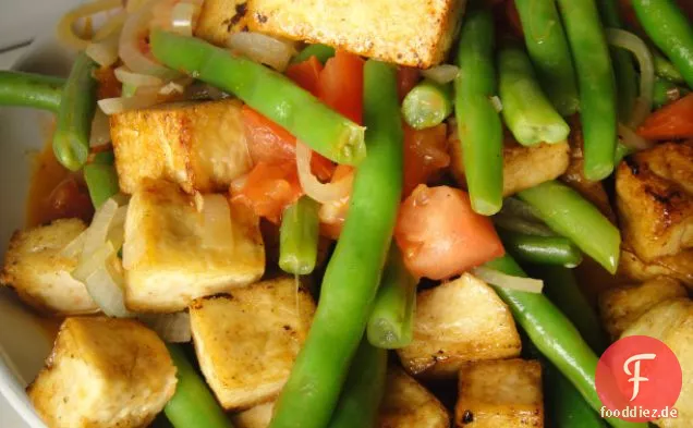 Kochen Sie das Buch: Braten Sie mit Tofu, grünen Bohnen und Tomaten