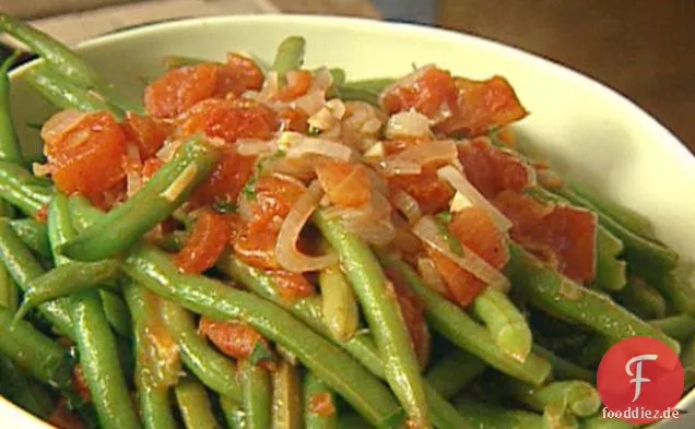 Sautierte grüne Bohnen mit Tomaten und Basilikum serviert mit Parmesan-Chips