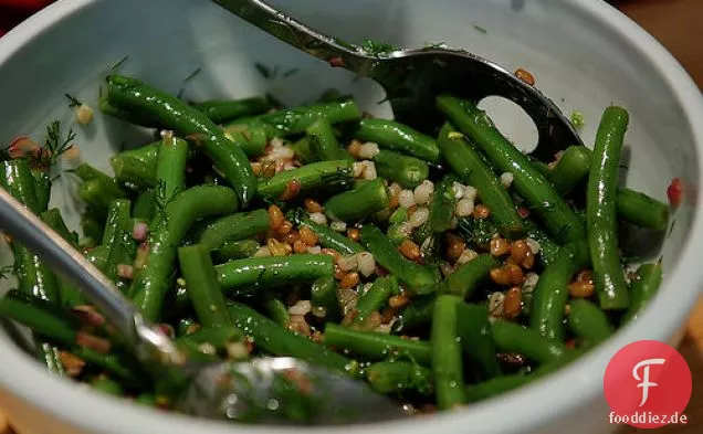 Salat aus grünen Bohnen, Weizenbeeren und Gerste
