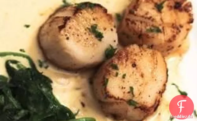 Jakobsmuscheln mit gerösteter Knoblauchrahmsauce