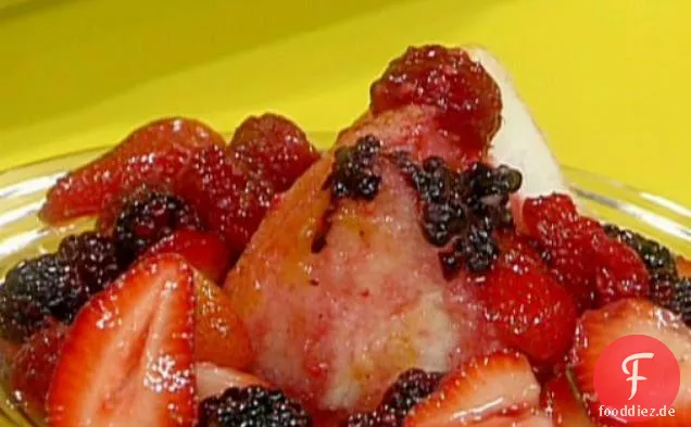 Engelskuchen und Beeren