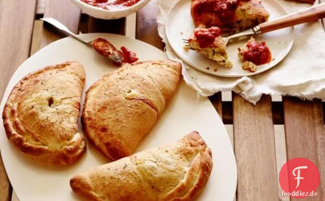 Drei Käse- und Artischocken-Calzonen