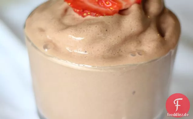 Schokolade bedeckt Erdbeere gefrorener Joghurt