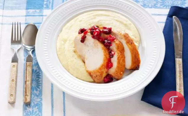 Geschnittene Chipotle Putenbrust mit Granatapfel Cranberry Relish und Polenta