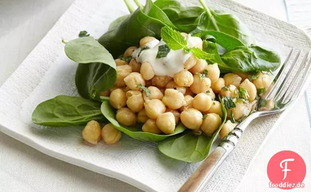 Kichererbsen-Spinat-Salat mit Kreuzkümmel-Dressing und Joghurtsauce