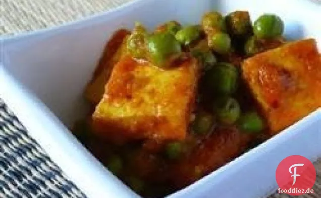 Indischer Matar Paneer (Hüttenkäse und Erbsen)