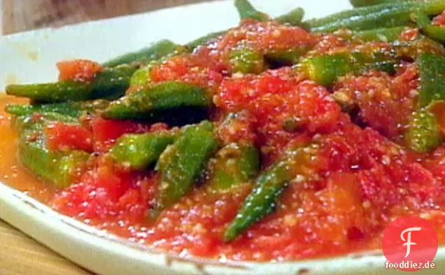 Frische Okra mit Tomaten und Ingwer