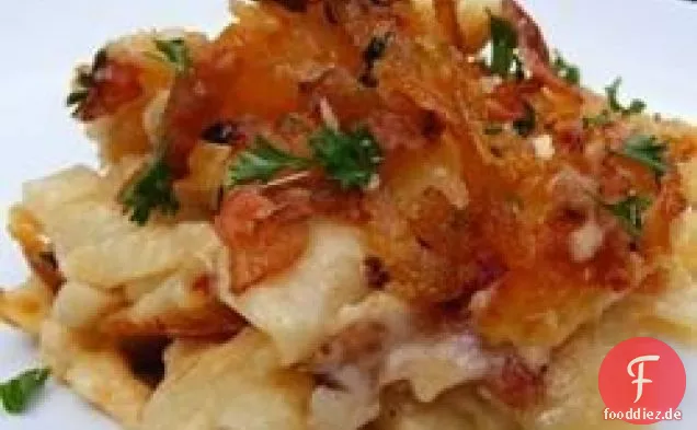 Makkaroni und Käse mit karamellisierten Zwiebeln und Speck