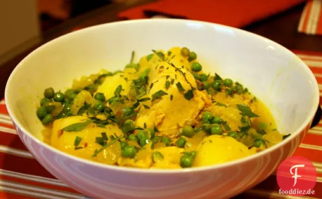 Abendessen heute Abend: Frühling Tajine Von Huhn mit Kartoffeln und Erbsen