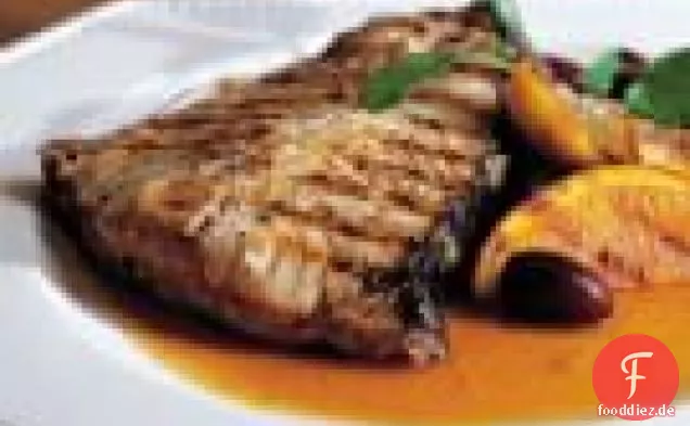 Heilbuttsteaks mit Zitrusfrüchten, Brunnenkresse und schwarzen Oliven