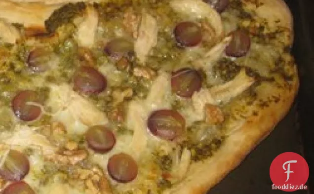 Trauben, Hühnchen und Walnuss-Pesto-Pizza