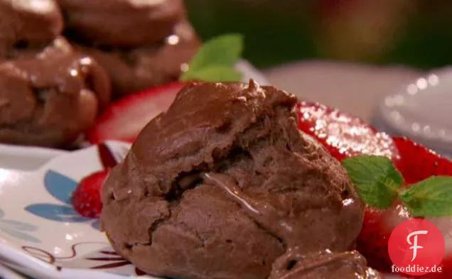 Schokoladencreme Puffs mit Haselnussfüllung