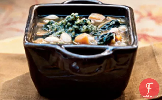 Süßkartoffel-Bohnensuppe mit Salbei-Walnuss-Pesto