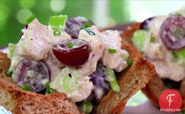 Hähnchen-Salat in Toast Cups