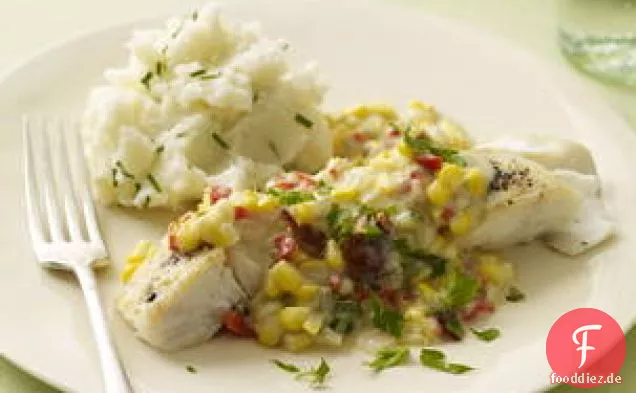 Heilbutt mit Mais-Chowder-Soße und Sauerrahm und Schnittlauch püriert