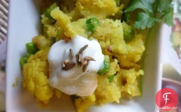 Zerschlagene indische Kartoffeln mit fauler Raita