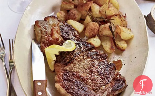 Gegrillte Rib-Eye-Steaks mit gerösteten Rosmarinkartoffeln