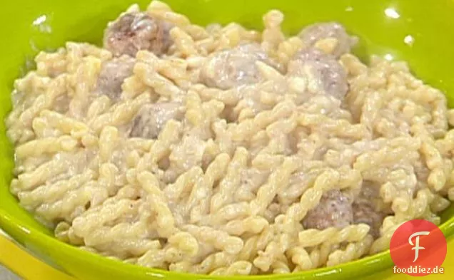Kalbfleisch und Salbei Fleischbällchen und Pasta mit Gorgonzola-Walnuss-Sauce