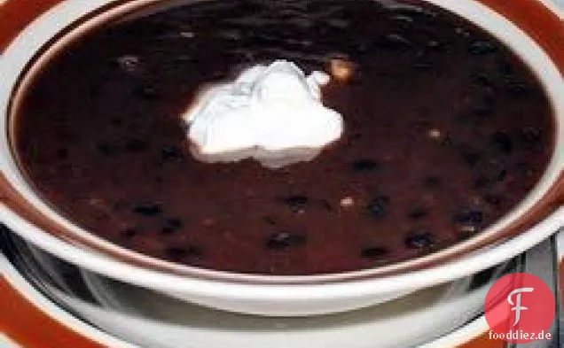 Einfache schwarze Bohnensuppe