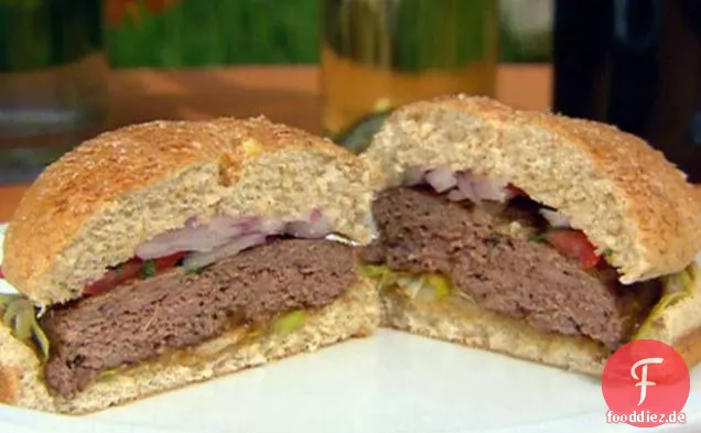 Masala Burger mit spritziger Tamarindensauce und rotem Zwiebel-Minze-Relish