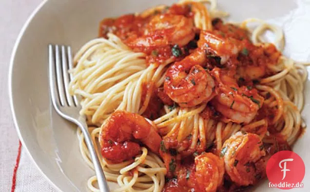 Pasta mit würzigen Garnelen und Tomatensauce