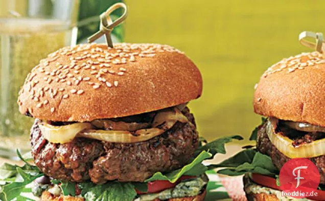 Burger mit Blauschimmelkäse Mayo und Sherry Vidalia Zwiebeln