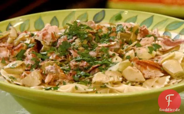 Bowties mit Pancetta, gegrilltem Lachs und Artischocken und gemischtem Gemüse mit russischem Pfefferkorndressing