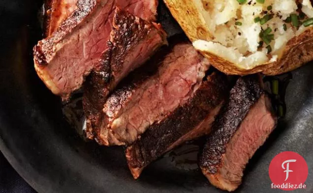 Kakao-geriebenes Steak mit Speck-Whisky-Soße