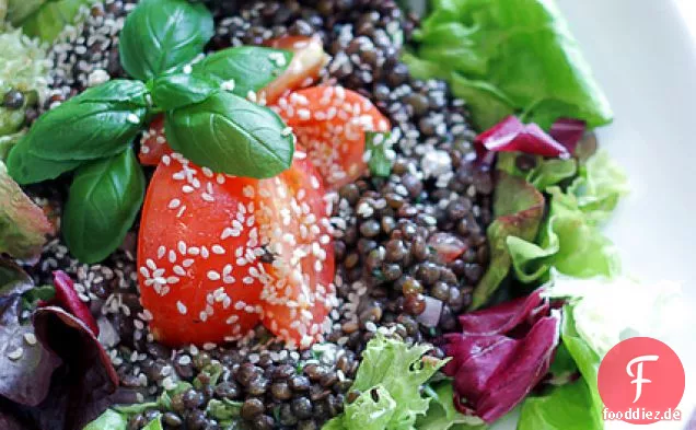 Linsen, Tomaten und gemischte Blätter