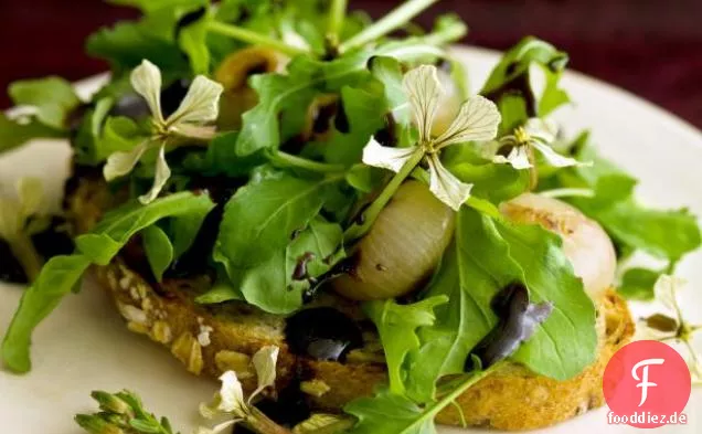Buttergeschmorte Cipollini-Zwiebeln mit Rucola und Balsamico-Sirup auf Mehrkorntoast