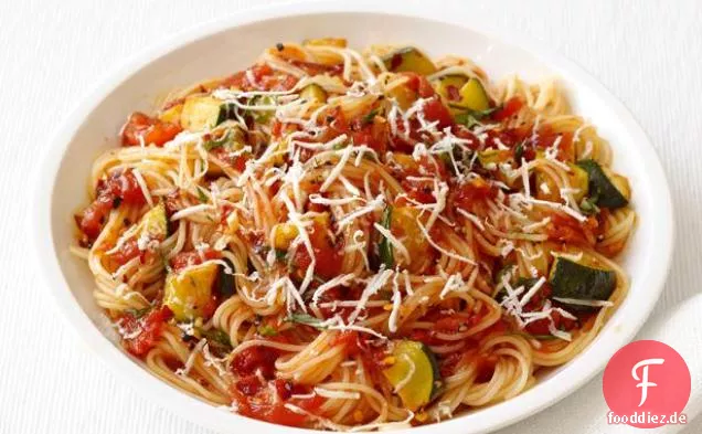Capellini mit würziger Zucchini-Tomatensauce