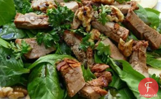 Schweinefleisch-, Birnen- und Walnusssalat