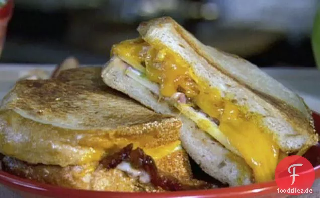 Gegrillter Apfel, Speck und Cheddar-Sandwich mit Gerösteten Roten Zwiebeln Mayo