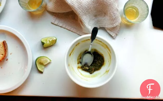 Grüne Linsensuppe mit Kokosmilch und warmen Gewürzen