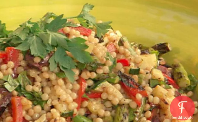 Gerösteter israelischer Couscous mit Gemüse und Zitronen-Balsamico-Vinaigrette
