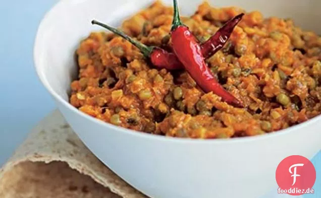 Rote geteilte Linsen in einer Pfanne gekocht