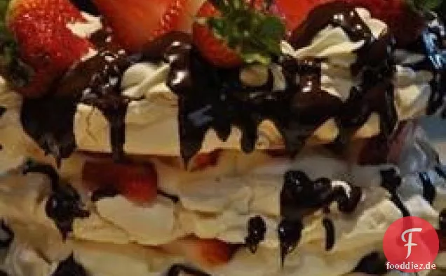Baiser Kuchen mit Schlagsahne und Himbeeren