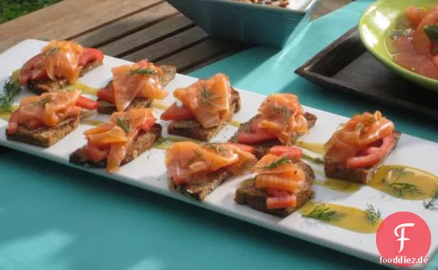 Geräucherter Lachs auf gegrilltem Siebenkornbrot mit Tomaten und Dill